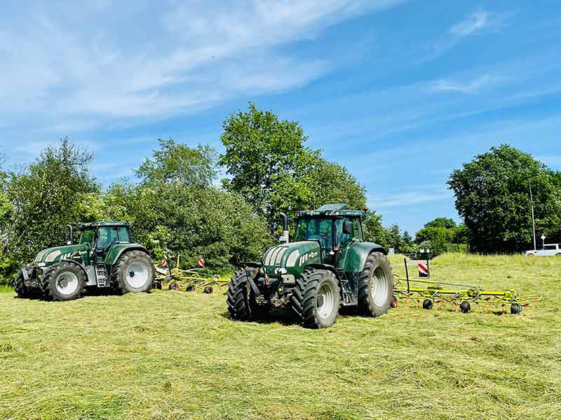 lohnunternehmen gerbitz ahrensburg storman arbeiten landwirtschaft gras kehren 9 meter arbeitsbreite