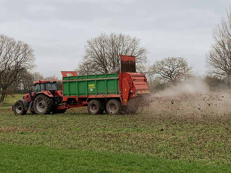 lohnunternehmen gerbitz ahrensburg storman arbeiten landwirtschaft mist ausbringen streuen auf feld
