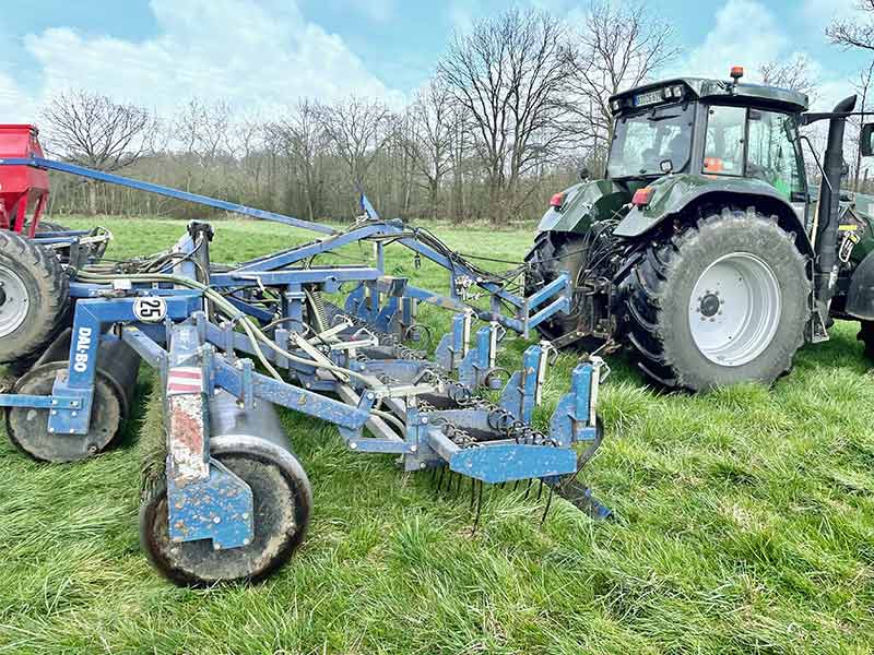 lohnunternehmen gerbitz ahrensburg storman arbeiten landwirtschaft gruenland striegeln belueftung grasnabe