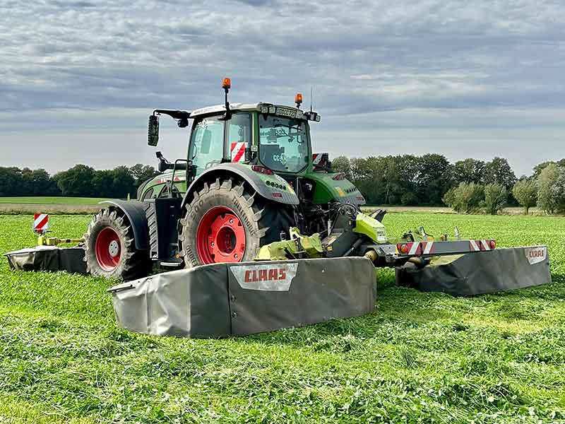 lohnunternehmen gerbitz ahrensburg storman arbeiten landwirtschaft gras maehen mit front und heckkombination